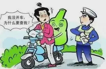 周口韩胖子酒驾撞交警_男子酒驾冲卡撞飞交警：大不了赔命_男子骑电动酒驾撞豪车