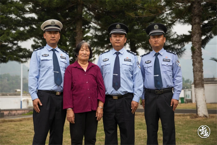 白发皇妃 漫夭的孩子死了吗_37岁白发缉毒警被误认成孩子爷爷_君不见高堂明镜悲白发 朝如青丝暮成雪