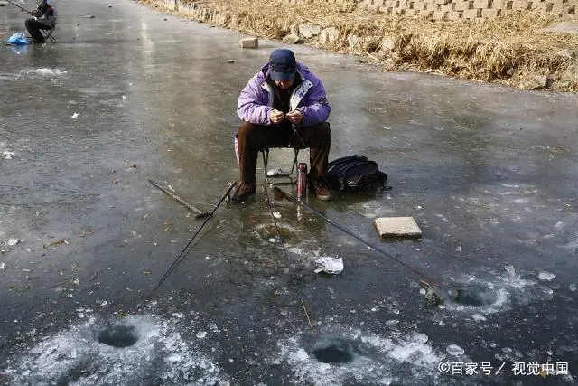 伐竿在桥上钓鱼技巧_冬季手手杆钓鱼视频_冬季伐杆钓鱼技巧